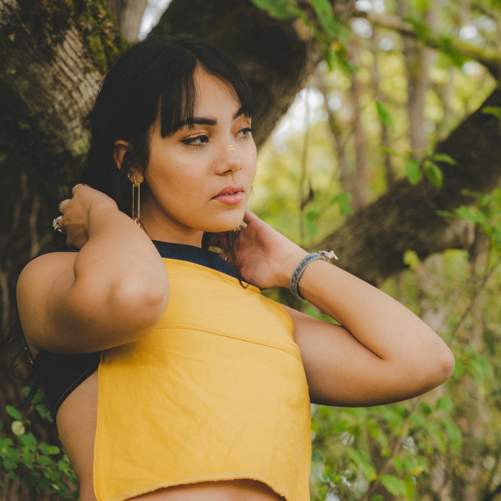 styling statement jewelry with everyday outfits